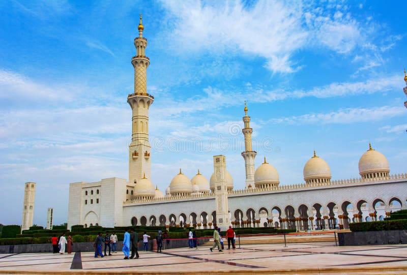 Abu Dhabi, UAE - 27 aprile 2018: Punto di vista posteriore di Sheikh Zayed Grand Mosque fotografia stock libera da diritti Abu Dhabi, UAE - 27 aprile 2018: Punto di vista posteriore di Sheikh Zayed Grand Mosque fotografia stock libera da diritti