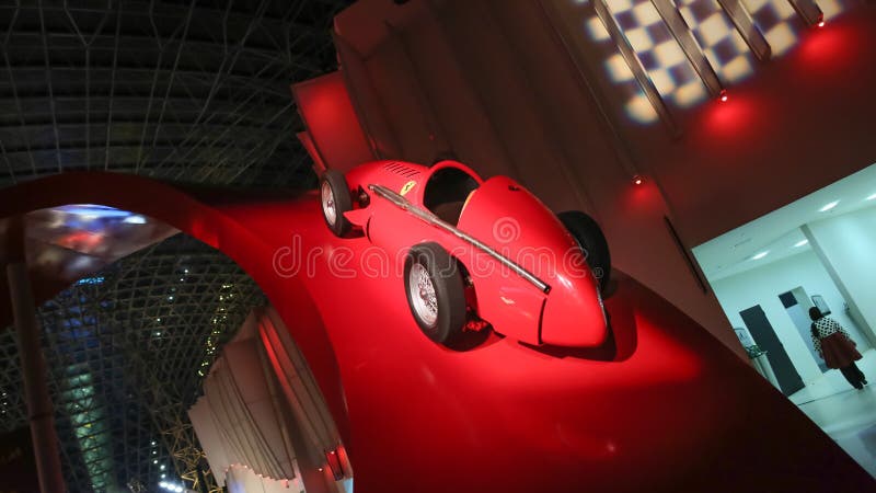 ABU DHABI, UAE - 20 DE AGOSTO DE 2014: Mundo de Ferrari en la isla de Yas en Abu Dhabi Coches retros legendarios Ferrari fotografía de archivo ABU DHABI, UAE - 20 DE AGOSTO DE 2014: Mundo de Ferrari en la isla de Yas en Abu Dhabi Coches retros legendarios Ferrari fotografía de archivo