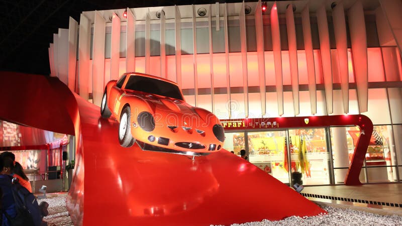 ABU DHABI, UAE - 20 DE AGOSTO DE 2014: Mundo de Ferrari en la isla de Yas en Abu Dhabi Coches retros legendarios Ferrari imagen de archivo libre de regalías ABU DHABI, UAE - 20 DE AGOSTO DE 2014: Mundo de Ferrari en la isla de Yas en Abu Dhabi Coches retros legendarios Ferrari imagen de archivo libre de regalías