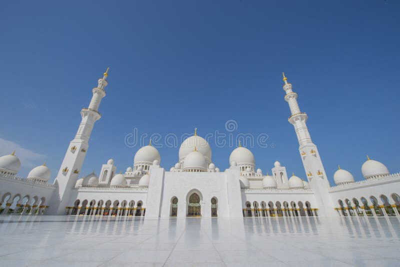 ABU DHABI UAE -19 MARS 2016: Sheikh Zayed Grand Mosque i Abu Dhabi, Förenade Arabemiraten Den storslagna moskén i Abu Dhabi är la fotografering för bildbyråer ABU DHABI UAE -19 MARS 2016: Sheikh Zayed Grand Mosque i Abu Dhabi, Förenade Arabemiraten Den storslagna moskén i Abu Dhabi är la fotografering för bildbyråer