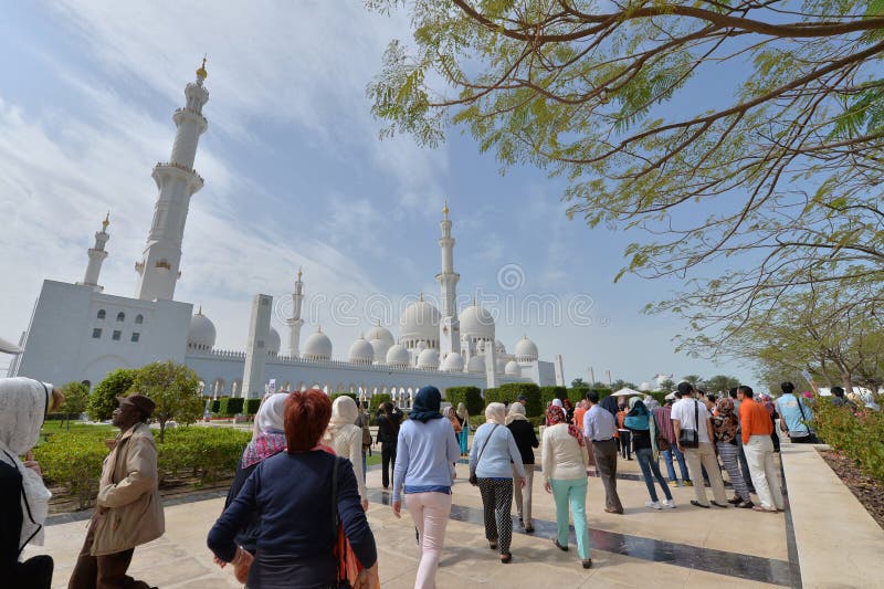 ABU DHABI, UAE -19 MARÇO DE 2016: Sheikh Zayed Grand Mosque em Abu Dhabi, Emiratos Árabes Unidos fotos de stock ABU DHABI, UAE -19 MARÇO DE 2016: Sheikh Zayed Grand Mosque em Abu Dhabi, Emiratos Árabes Unidos fotos de stock