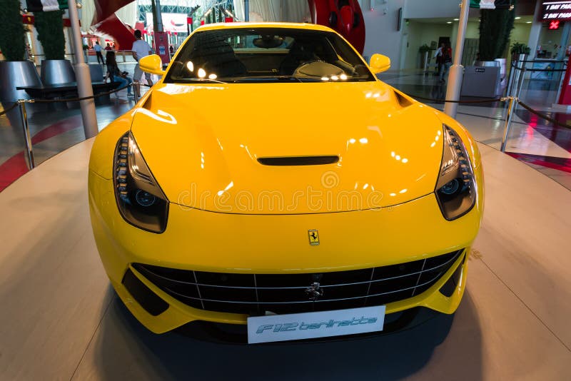 ABU DHABI, UNITED ARAB EMIRATES - 5 DE DICIEMBRE DE 2016: Mundo de Ferrari en la isla de Yas en Abu Dhabi Coche del amarillo de F fotos de archivo libres de regalías ABU DHABI, UNITED ARAB EMIRATES - 5 DE DICIEMBRE DE 2016: Mundo de Ferrari en la isla de Yas en Abu Dhabi Coche del amarillo de F fotos de archivo libres de regalías