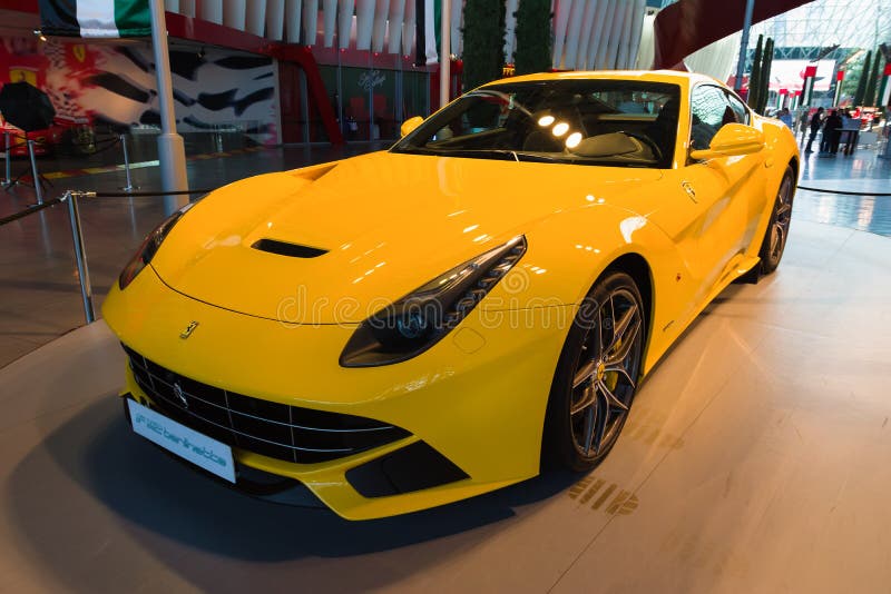 ABU DHABI, UNITED ARAB EMIRATES - 5 DE DICIEMBRE DE 2016: Mundo de Ferrari en la isla de Yas en Abu Dhabi Coche del amarillo de F imagen de archivo libre de regalías ABU DHABI, UNITED ARAB EMIRATES - 5 DE DICIEMBRE DE 2016: Mundo de Ferrari en la isla de Yas en Abu Dhabi Coche del amarillo de F imagen de archivo libre de regalías