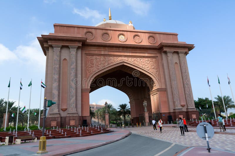 ABU DHABI, UNITED ARAB EMIRATES - 5 DE DICIEMBRE DE 2016: Puerta al Palace Hotel de los emiratos, Abu Dhabi, United Arab Emirates foto de archivo ABU DHABI, UNITED ARAB EMIRATES - 5 DE DICIEMBRE DE 2016: Puerta al Palace Hotel de los emiratos, Abu Dhabi, United Arab Emirates foto de archivo