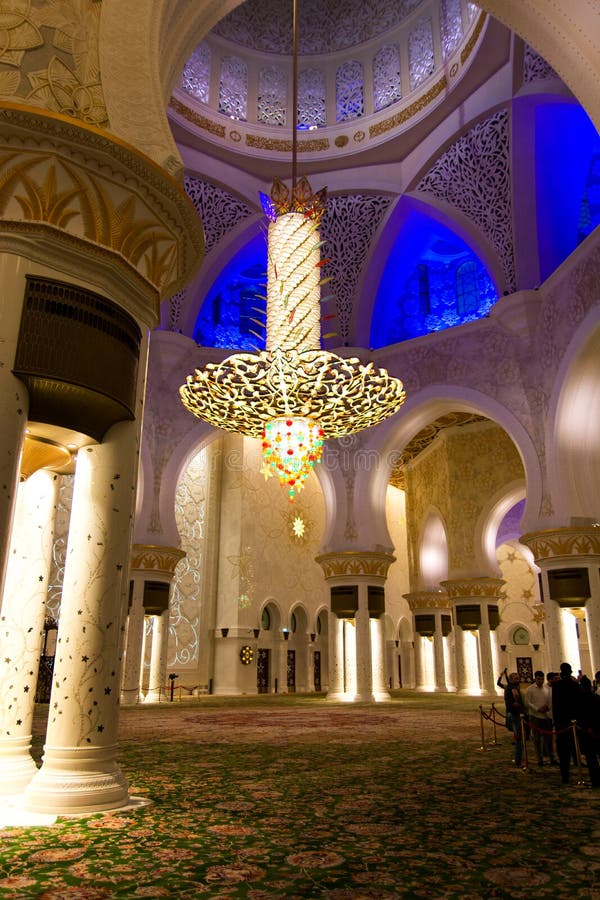 Abu Dhabi, United Arab Emirates - 26 de enero de 2018: Lámpara e interior de lujo de Sheikh Zayed Grand Mosque fotografía de archivo libre de regalías Abu Dhabi, United Arab Emirates - 26 de enero de 2018: Lámpara e interior de lujo de Sheikh Zayed Grand Mosque fotografía de archivo libre de regalías