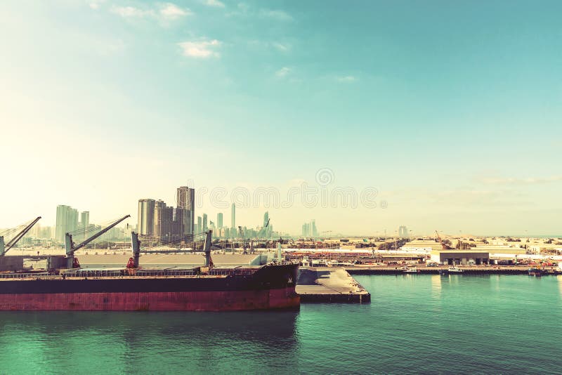 Abu Dhabi Zjednoczone Emiraty Arabskie, Grudzień, - 13, 2018: Duży statek w ładunku porcie obrazy stock Abu Dhabi Zjednoczone Emiraty Arabskie, Grudzień, - 13, 2018: Duży statek w ładunku porcie obrazy stock