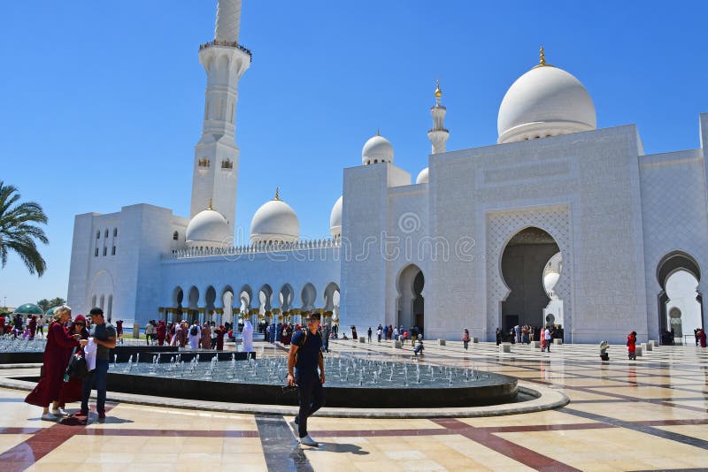 Abu Dhabi, Zjednoczone Emiraty Arabskie, Marzec, 19, 2019 Ludzie chodzi blisko Sheikh Zayed Uroczystego meczetu w Abu Dhabi, Zjed obraz royalty free Abu Dhabi, Zjednoczone Emiraty Arabskie, Marzec, 19, 2019 Ludzie chodzi blisko Sheikh Zayed Uroczystego meczetu w Abu Dhabi, Zjed obraz royalty free