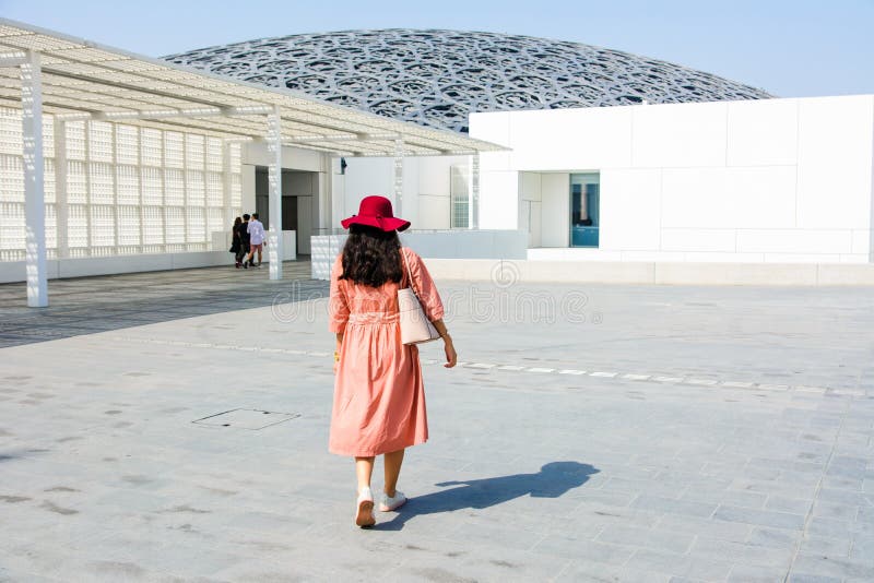 ABU DHABI ZJEDNOCZONE EMIRATY ARABSKIE, STYCZEŃ, - 26, 2018: Żeński touri obraz royalty free ABU DHABI ZJEDNOCZONE EMIRATY ARABSKIE, STYCZEŃ, - 26, 2018: Żeński touri obraz royalty free