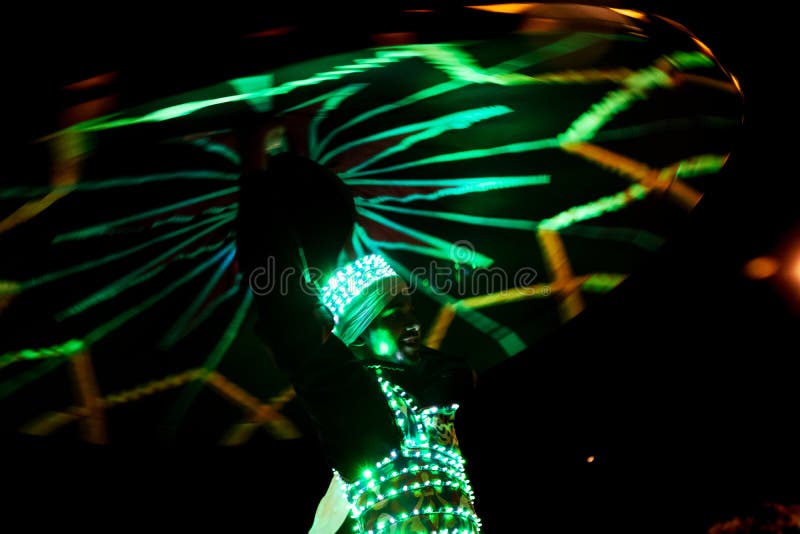 ABUDHABI/UAE - 17 DEZ 2018 - Danza árabe Tradicional En Baile Del Hombre Con El Ambiente Y El Traje Oscuros Con Las Lu Foto de archivo editorial - Imagen tradicional, espiritual: 140482778