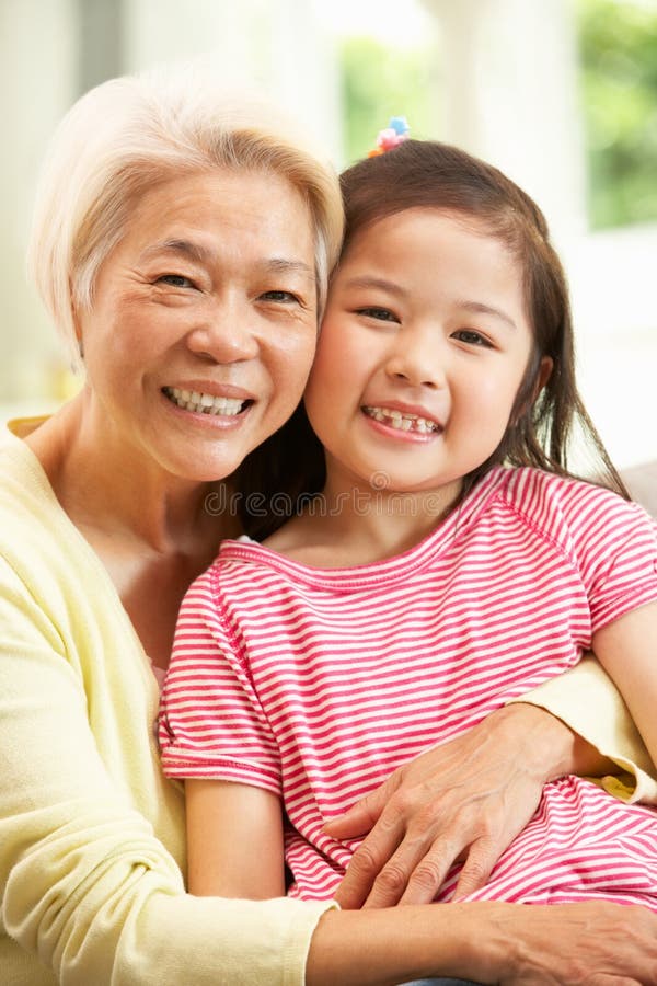 Abuela china y nieta que se relajan imagen de archivo libre de regalías Abuela china y nieta que se relajan imagen de archivo libre de regalías