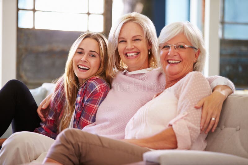 Abuela con la hija de la madre y del adulto que se relaja en el sofá foto de archivo Abuela con la hija de la madre y del adulto que se relaja en el sofá foto de archivo