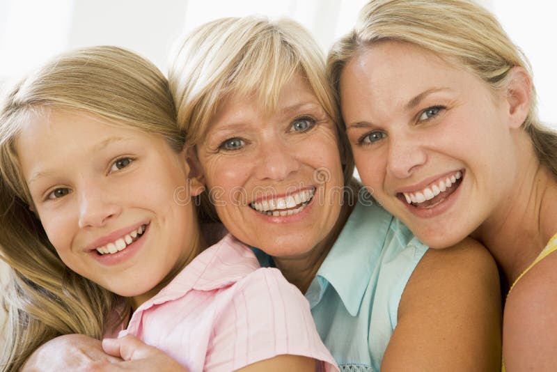 Abuela con la hija y la nieta adultas foto de archivo libre de regalías Abuela con la hija y la nieta adultas foto de archivo libre de regalías