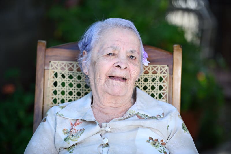 Silla vieja de la abuela imagen de archivo. Imagen de utilizado - 15457543
