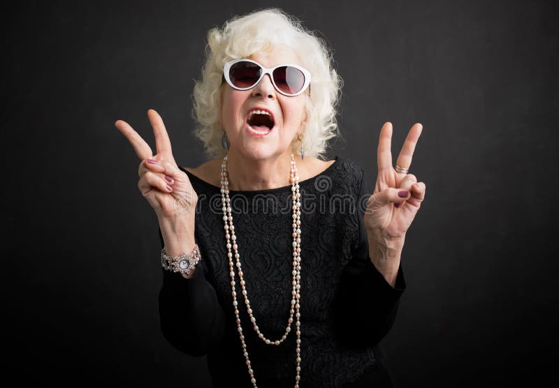 Abuela fresca que muestra el signo de la paz fotografía de archivo libre de regalías