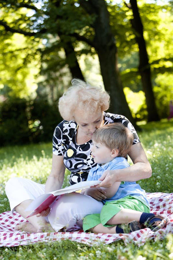 Abuela que lee el libro a su nieto imágenes de archivo libres de regalías Abuela que lee el libro a su nieto imágenes de archivo libres de regalías