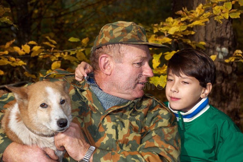 Abuelo, nieto y perro imagen de archivo libre de regalías Abuelo, nieto y perro imagen de archivo libre de regalías