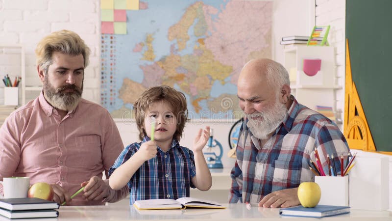 Abuelo Padre y nieto jugando en casa Generación de personas y etapas de crecimiento Hombre de diferentes edades