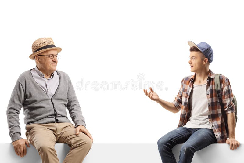 Abuelo y adolescente sentados en un panel y hablando
