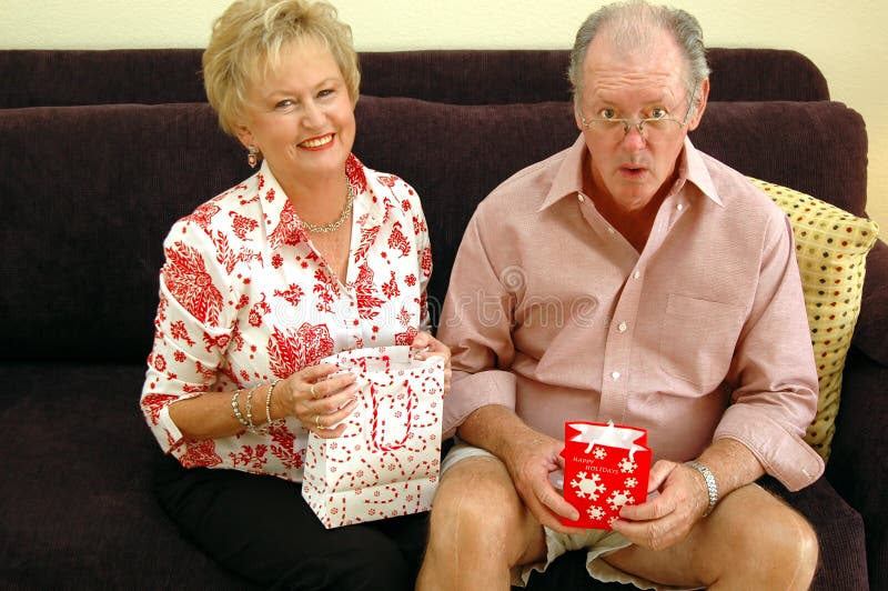 Abuelos con los regalos imágenes de archivo libres de regalías Abuelos con los regalos imágenes de archivo libres de regalías