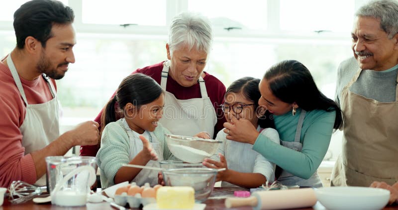 Abuelos niños y hornear en la casa con niños felices y hermanos aprendiendo con comida. anciana metrajes