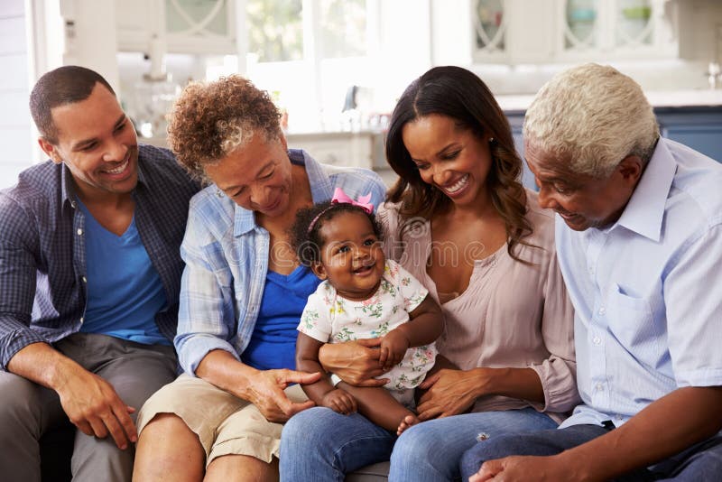 Abuelos, padres y un bebé feliz en rodilla del ½ s del ¿del mumï imágenes de archivo libres de regalías Abuelos, padres y un bebé feliz en rodilla del ½ s del ¿del mumï imágenes de archivo libres de regalías