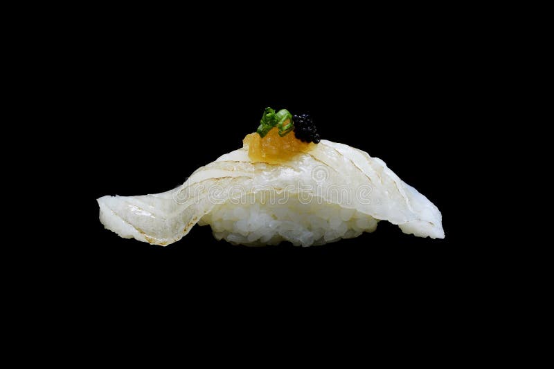Aburi Engawa寿司、被火炬点燃的异体类在米顶部用春天葱和被剁碎的daikon和鱼子酱 日本传统烹调 图库摄影 Aburi Engawa寿司、被火炬点燃的异体类在米顶部用春天葱和被剁碎的daikon和鱼子酱 日本传统烹调 图库摄影