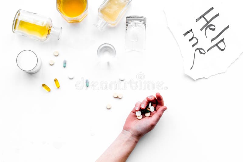 Abuso de álcool Drunkennes As palavras ajudam-me perto dos vidros e das garrafas na opinião superior do fundo branco a copiar o e fotos de stock Abuso de álcool Drunkennes As palavras ajudam-me perto dos vidros e das garrafas na opinião superior do fundo branco a copiar o e fotos de stock