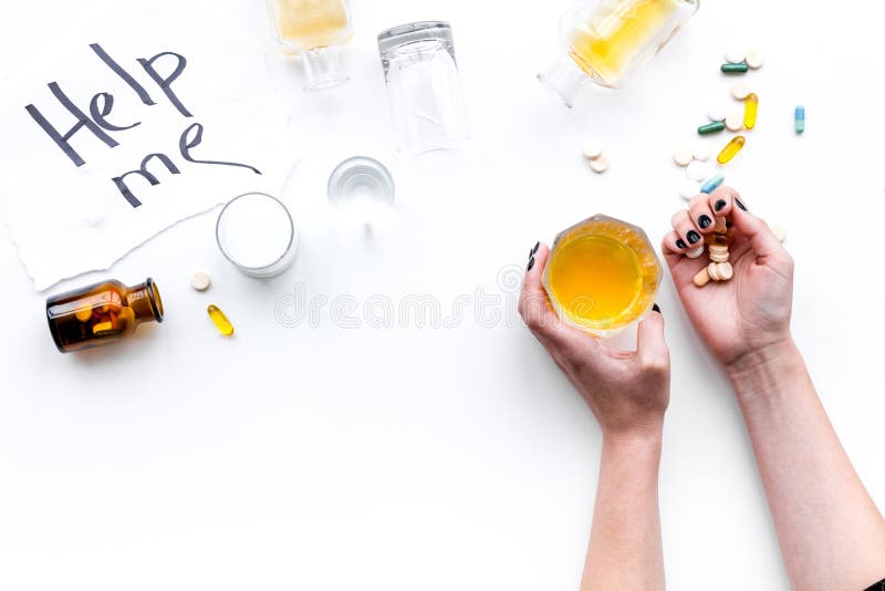 Abuso di alcool Drunkennes Le parole mi aiutano vicino ai vetri ed alle bottiglie sulla vista superiore del fondo bianco a copiar fotografia stock libera da diritti Abuso di alcool Drunkennes Le parole mi aiutano vicino ai vetri ed alle bottiglie sulla vista superiore del fondo bianco a copiar fotografia stock libera da diritti