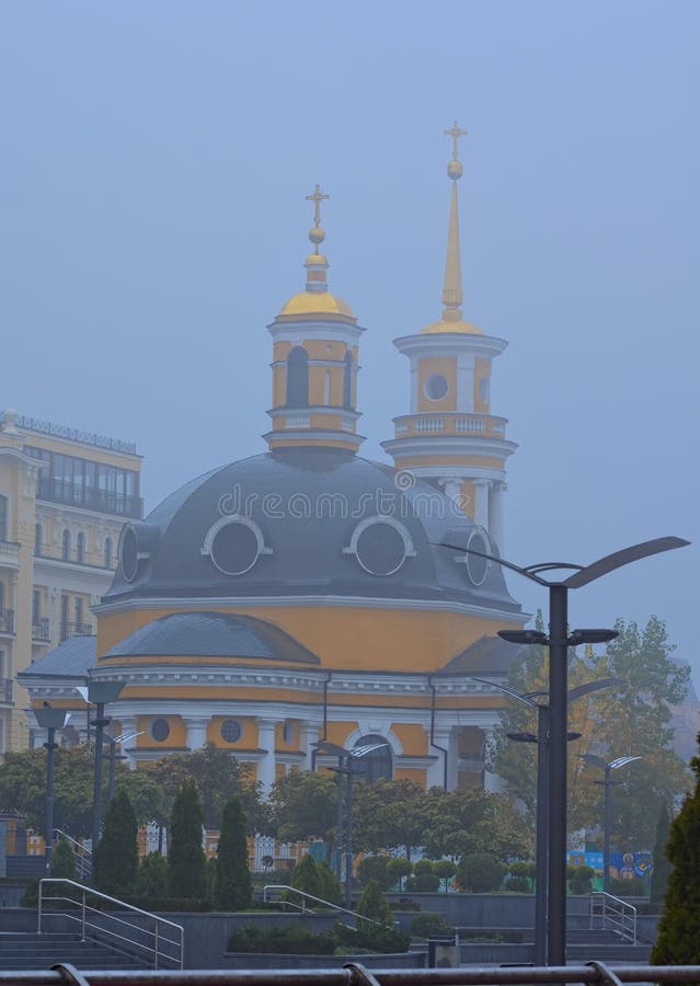 Abóbadas amarelas da igreja da natividade no quadrado de Pochtovaya em Kyiv Paisagem enevoada misteriosa Papel de parede bonito d imagens de stock Abóbadas amarelas da igreja da natividade no quadrado de Pochtovaya em Kyiv Paisagem enevoada misteriosa Papel de parede bonito d imagens de stock