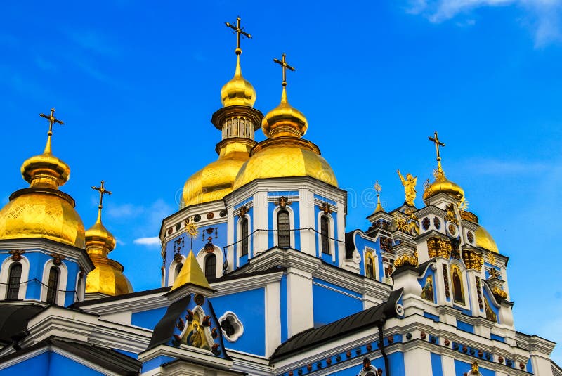 Abóbadas do monastério masculino dourado azul bonito de Svyato Mikhailovsky, a catedral cristã a mais velha de Ucrânia imagem de stock Abóbadas do monastério masculino dourado azul bonito de Svyato Mikhailovsky, a catedral cristã a mais velha de Ucrânia imagem de stock