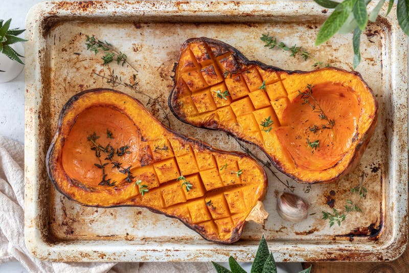 Abóbora-cabotiá assada com ervas fotos de stock royalty free