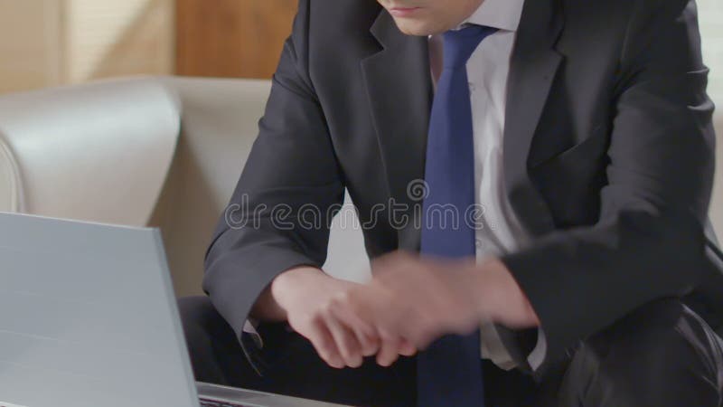 Acabamiento adecuado del empleado que habla en el teléfono, mecanografiando en el ordenador portátil, encargado de ventas metrajes Acabamiento adecuado del empleado que habla en el teléfono, mecanografiando en el ordenador portátil, encargado de ventas metrajes