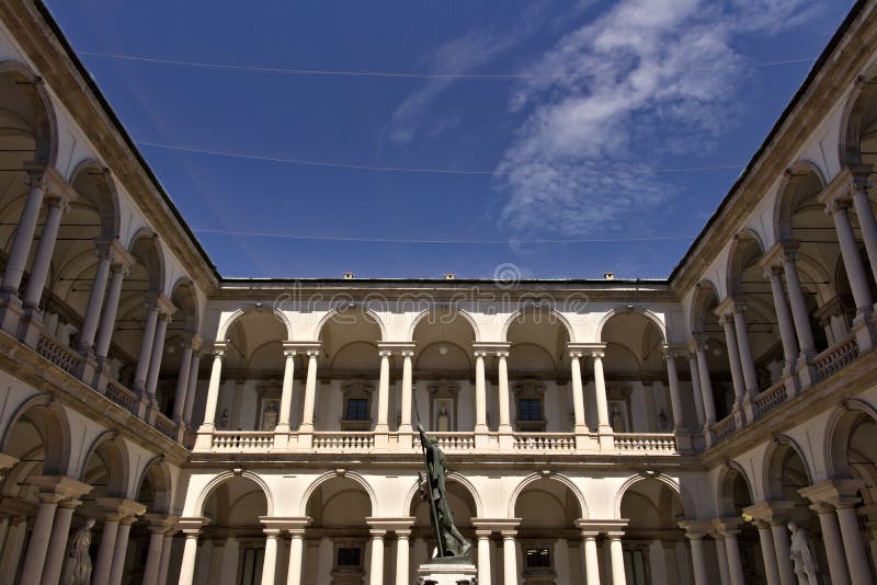 Academia de Brera en Mil?n Patio con la arcada y las columnas Aroun fotos de archivo Academia de Brera en Mil?n Patio con la arcada y las columnas Aroun fotos de archivo