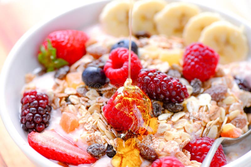 Acai-Obstschale mit muesli Getreide stockfotos Acai-Obstschale mit muesli Getreide stockfotos