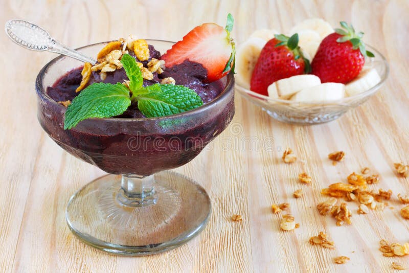 Acai pulp with strawberry, banana, muesli and fresh mint