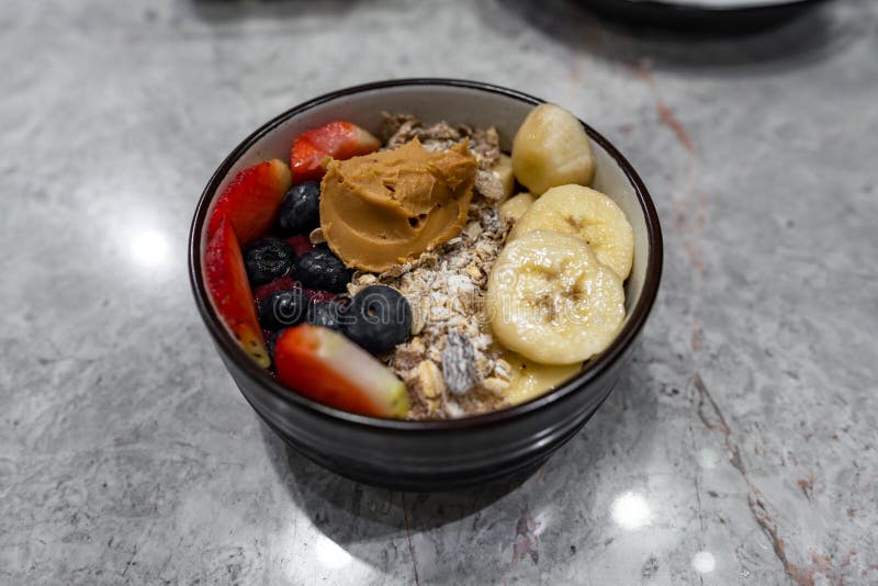Acai smoothie bowls pyszne superfood zdrowe śniadanie organiczne jedzenie wegańskie z bananami truskawki owies granola