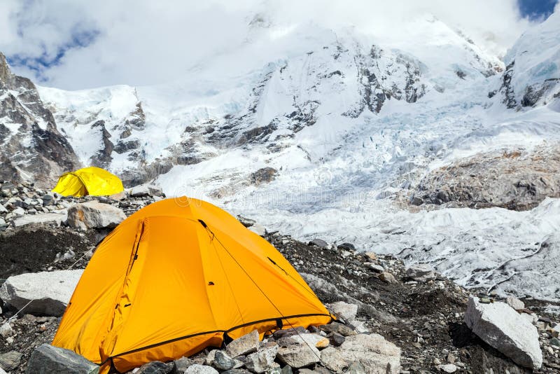 Acampamento baixo e barraca de Everest em montanhas de Himalaya