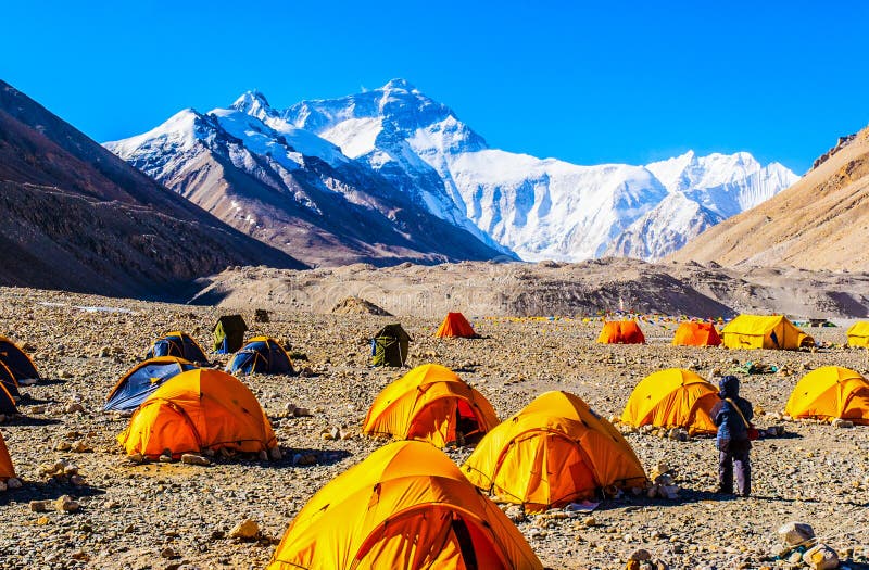 Acampamento base de cena-Everest do platô tibetano (montagem Qomolangma)