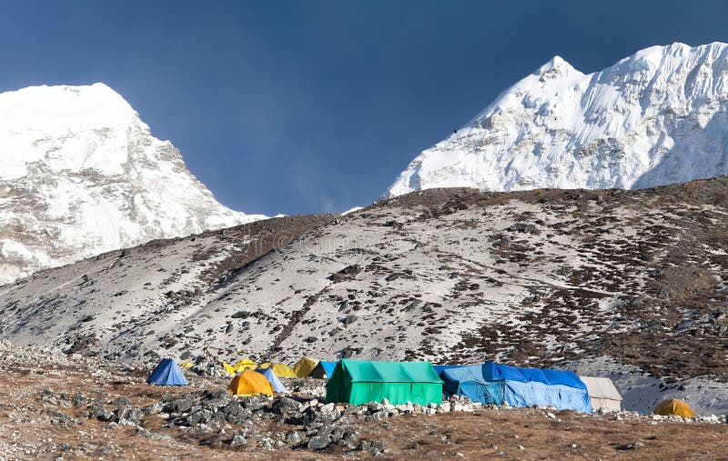 Acampamento base do pico da ilha & do x28; Imja Tse& x29; perto de Monte Everest fotografia de stock royalty free Acampamento base do pico da ilha & do x28; Imja Tse& x29; perto de Monte Everest fotografia de stock royalty free