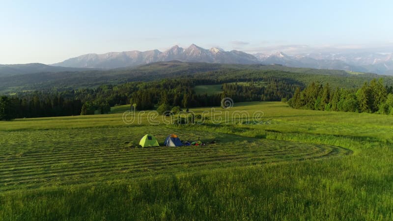 ACAMPAMENTO NO MEIO DAS MONTANHAS