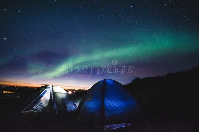 Acampamento sob a aurora boreal imagens de stock royalty free Acampamento sob a aurora boreal imagens de stock royalty free