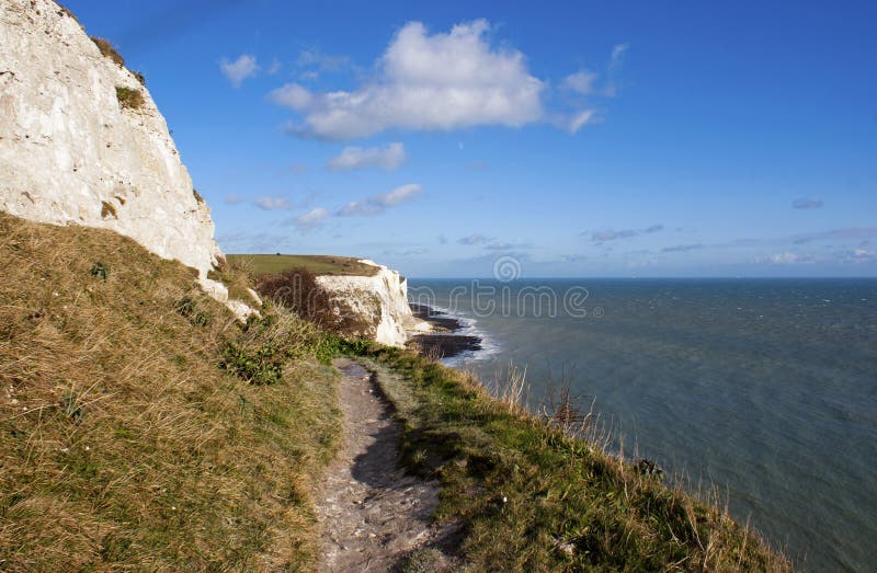 Acantilados blancos de Dover por el mar fotografía de archivo Acantilados blancos de Dover por el mar fotografía de archivo