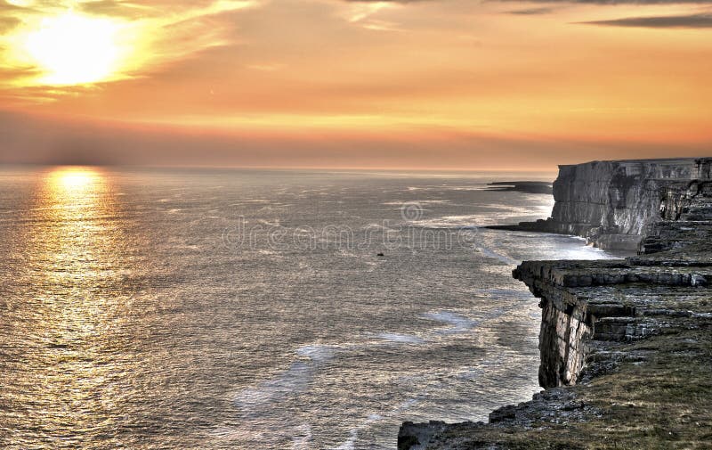 Acantilados de Irlanda en la puesta del sol Acantilados de Irlanda en la puesta del sol