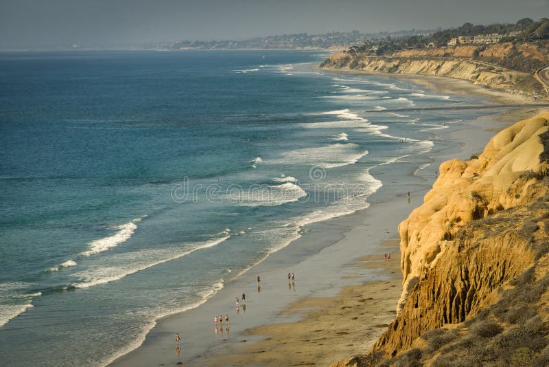 Acantilados, playa, y océano, California