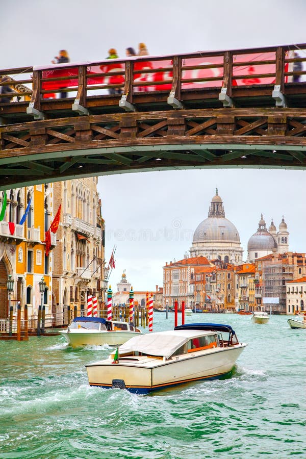 ` Accademia Grand Canal - und Ponte-engen Tals lizenzfreie stockfotos ` Accademia Grand Canal - und Ponte-engen Tals lizenzfreie stockfotos