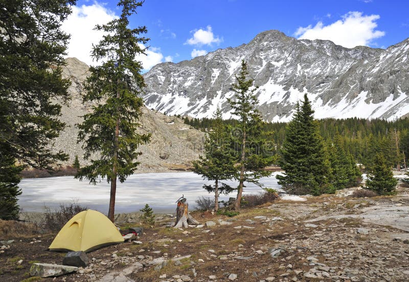 Accampandosi con la tenda a poco picco dell'orso, Sangre de Cristo Range, Colorado immagine stock libera da diritti Accampandosi con la tenda a poco picco dell'orso, Sangre de Cristo Range, Colorado immagine stock libera da diritti