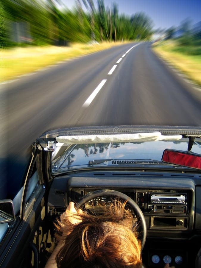 Accelerando nel cabrio di golf fotografia stock libera da diritti