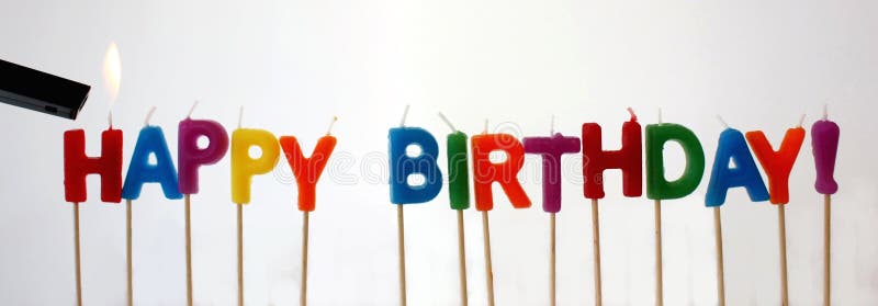 Accensione delle candele di compleanno buon fotografia stock Accensione delle candele di compleanno buon fotografia stock