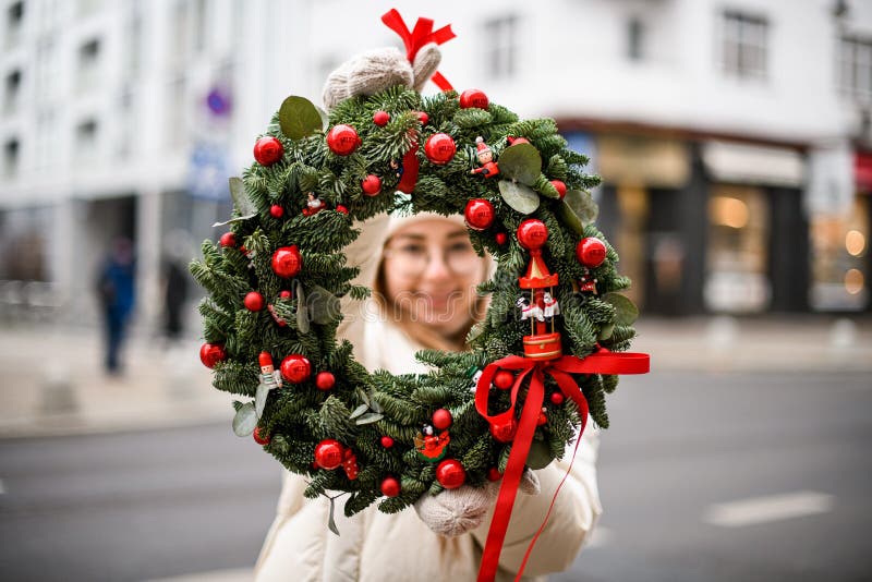 Gros Plan Sélectif D'une Couronne De Chocolat Et De Décorations De