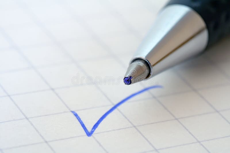 Close-up akceptovať alebo OK simbol napísané perom, viditeľné na obrázku.